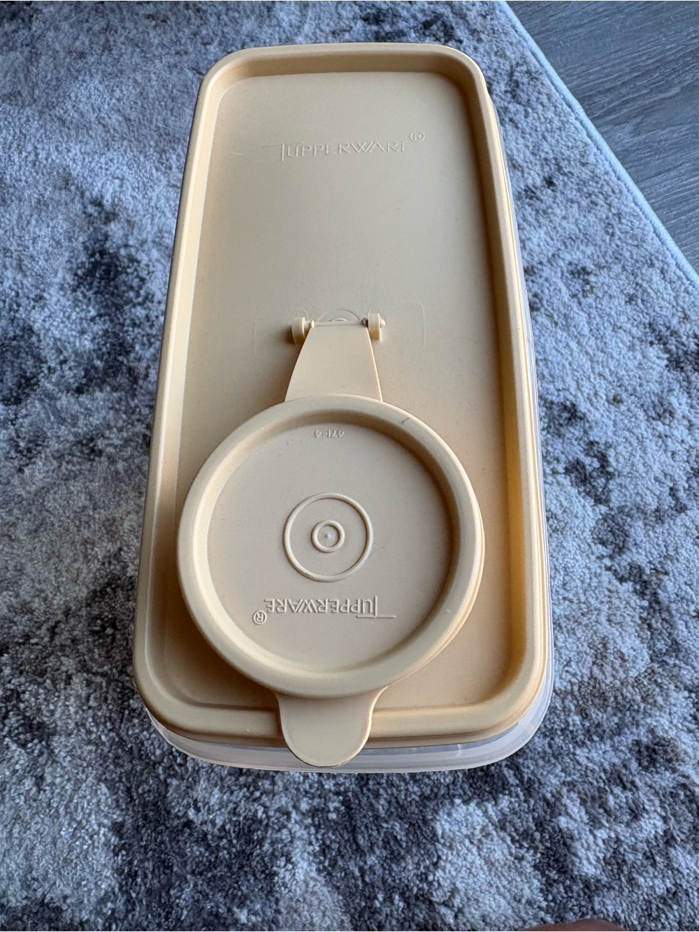 Tupperware Beige Food Storage Container Lid with Flip Pour Spout